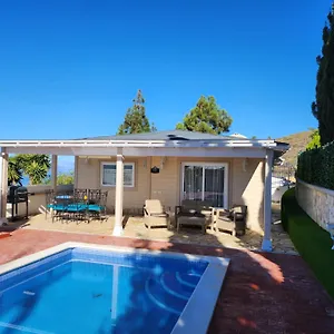 Karla Con Piscina: Tranquilidad Y Naturaleza Villa